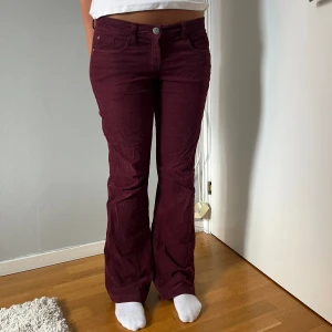 Lågmidajde bootcut jeans  - Vinröda Manchester Lågmidajde bootcut jeans 