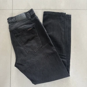 nudie jeans - ett par riktigt snygga nudie jenas i mörkgrå/svart som är helt nya skick 10/10. W=33 L=32. hör av er vid frågor&bilder 