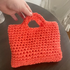 Fin handväska / clutch korallfärgade / strandväska - Söt virkad liten väska för plånbok mobil etc när man är ute på stan