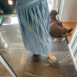 Plisserad kjol - Superfin plisserad midikjol i blå metallic! Nyskick, storlek M.