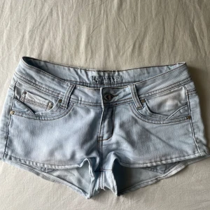 Lågmidjade jeanshorts - Säljer dessa! Det står i att de är size 27 som jag skulle uppskatta som strl S!💕