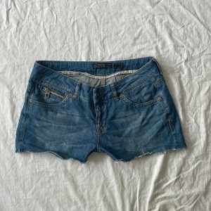 Vintage jeansshorts  - Bra skick! Lite urtvättade (materialet lite tunnare) mått: midjemått rakt över ca 39 grenhöjd 19,5 längd (hela sidan) ca 26cm💗