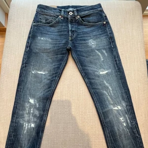 Dondup George Jeans  - Tja! Säljer nu dessa sjukt snygga dondup jeans som är perfekta till våren och sommaren | Trendigaste och mest eftertraktade jeansen på marknaden! | Storlek 30 | Skick: 9/10 | Ny pris: 3600 kr, Säljs för 899kr