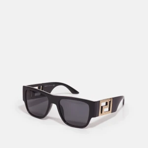 Versace solglasögon  - Fick dem som sommar present och aldrig använts för dem är nya och jag har andra!! Jag har inte kvar kvittot därav priset men dem är 100% äkta!❤️ Dem kostar 3165kr i butiken❤️❤️