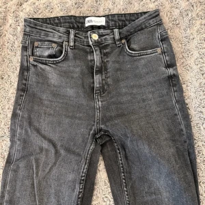 Bootcut jeans med slits  - Säljer dessa midwaist bootcut jeansen från Zara! De är har en slits vid benen 🙌🏼 Nypris: 500kr
