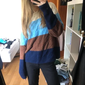 Stickad tröja - Riktigt cool flerfärgad stickad tröja 💜🧡🩵❤️Storlek xs men upplevs rätt oversize💝🤩köpt för flera år sedan på H&M därav använt skick men lika fin ändå!!!!!❤️