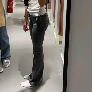 Gina tricot jeans - Ett par jätte fina gina jeans som har en bekvämt matrial, och de är även ganska lågmidjade. Kommer ej till användning, pris går att diskutera 