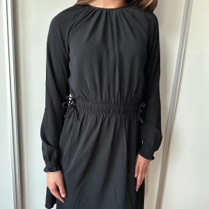 Svart långärmad klänning  - Svart långärmad klänning från H&M, tyvärr har den blivit för liten. Klänningen är i väldigt bra skick, och är dessutom använd enstacka gånger. 