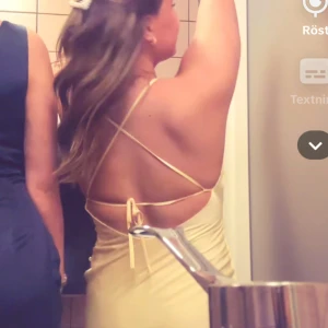 Gul balklänning  - Säljer min fina balklänning! Använd en gång och är köpt på peppermayo. Jag är 1,63 cm lång. Det SKICKA FÖR FLER BILDER