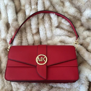 Michael kors väska  - Röd axel väska av märket michael kors. Knappt använd  6 olika fack och även kort hållare i  Kommer med dustbag till! Orginal pris 3800kr