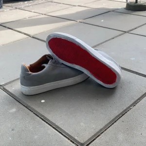 Hemmagjorda loubs av zara skor - Ser så jävla äkta ut och tog mit 2 timmar att göra, de e gråa med typ ett läder/skinn material med gråa snören och det är inte från märket louboutins kolla tiktok Kennytaaaa för extra kik