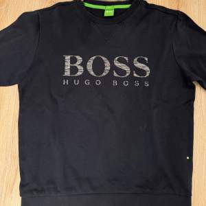 Säljer denna Hugo Boss tröjan i super bra skick. Storlek S