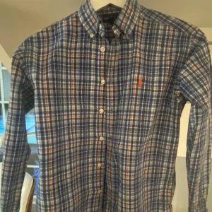 Ralph lauren skjorta  - Randig skjorta från ralph Lauren. Storlek 12-14år (fråga om passform). Nästan aldrig använd. 
