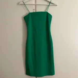 Säljer denna gröna klänning som slutar nånstans på låret beroende på din längd. Säljer då den aldorg kommer till användning och är använd ungefär 1 gång, alltså i fint skick🤍