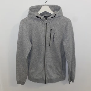 Sail racing - Kofta  - Säljer en Sail racing kofta i utmärkt skick!  Storlek: 170 - passar även XS-S Färg:Grå