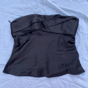 bandeau topp - bandeau topp från zara, aldrig använd av mig, men köpt second hand, prislapp kvar så som ny. Storlek M men sitter som en S. Köpt för 239 