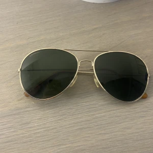 Pilot glasögon  - Pilot glasögon nästan aldrig använda. Har haft dem i cirka 1 år men har aldrig använder dem eftersom jag har andra jag gillar mer. Inga repor, ser ut som nya 