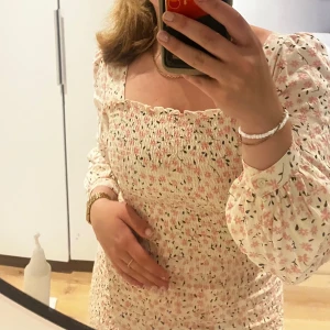 Midsommarklänning - Otroligt fin sommarklänning. Volang längst ned och ballong ärmar. 🌸