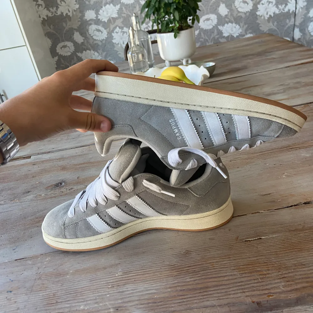 Säljer ett par adidas campus gråa för dom är för små, skit bra skick 10/10 och storlek 44, pris 949kr. Skor.