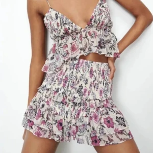 Blommig kjol - Blommig kjol från zara, helt slutsåld❣️köp direkt för 700