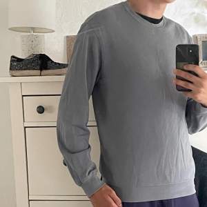 Säljer nu en skit snygg grå H&M tröja för endast 149kr. Nypris 399kr. Tröjan är i riktigt bra skick och är riktigt snygg. De är bara att skriva för funderingar!
