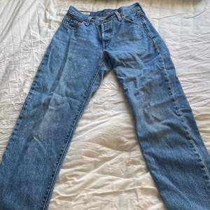 Säljer dessa skit snygga jeans som är köpta på levis. Köpte dem för ca 1000kr Mycket bra skick och sitter verkligen som en smäck. Perfekt längd till mig som är 158.  Inga skador eller liknande. Skriv om ni vill att jag ska skicka måtten.