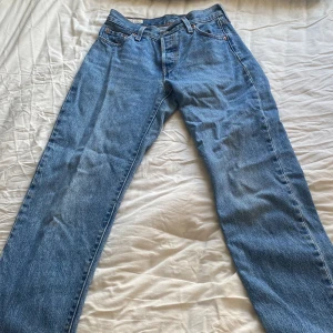 Levi strauss & co jeans - Säljer dessa skit snygga jeans som är köpta på levis. Köpte dem för ca 1000kr Mycket bra skick och sitter verkligen som en smäck. Perfekt längd till mig som är 158.  Inga skador eller liknande. Skriv om ni vill att jag ska skicka måtten.