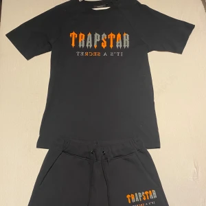 Trapstar set - Trapstar set I väldigt bra skick, bara använt ett fåtal gånger förra sommaren. Anledningen till att jag säljer settet är för att den inte längre passar mig.