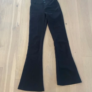 Low waist kostymbyxor  - Bootcut, inköpta i april 2024, använda enstaka gånger, säljer dessa då de har blivit för korta, jag är 167cm😊💕 det verkar som att det inte finns någon ”köp” knapp så om någon vet hur man fixar det skriv gärna till mig tack!❤️