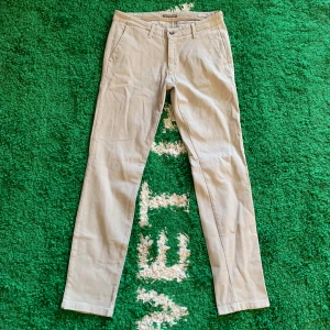 Four.ten industry byxor - Sköna byxor från Four.ten industry. Uppskattat skick 9/10. Skicka ett meddelande innan köp!