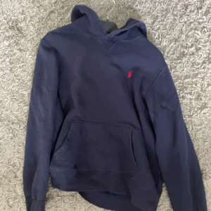 Ralph Lauren hoodie - Superfin tjocktröja som är för liten, jättebra skick. 💗 Den är XL i barnstorlek men skulle säga S i vanlig storlek.  Nypris 1100 Skriv för fler frågor!