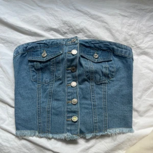 Jeanstopp - Säljer denna bandoutopp i nyskick då den tyvärr inte passar. Den är stretchig och skulle vara superfin på bland annat fest🩷