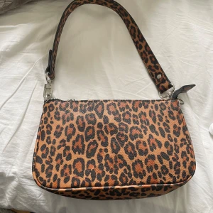 Väska  - Jättesnygg väska i leopard mönster🤩