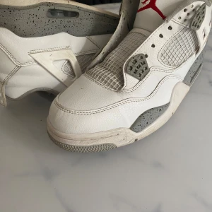 Jordan 4  - Skick: 7 / 10 tecken på användning men tvättas innan frakt Medföljer: skosnören ( vita )  Äkta? 1      :       1  Storlek: 41  Betalning: endast Swish 