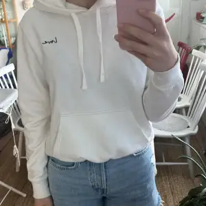 Säljer denna hoodie på grund av att jag har så många andra hoodie som jag använder och då har det blivit att jag inte använder denna så mycket! Väldigt bra skick för att att det är ju som sagt inte så använd!