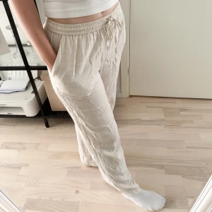 Linnebyxor  - Linnebyxor från Nelly. Sydde upp dem och sen drog de ihop sig mer på längden efter första tvätten, nu lite för korta för mig som är 167 cm lång. Passar bättre på nån som är några cm kortare. Kanten vid benslutet har fransat sig men syns ej utåt.