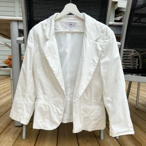 Trekvarsärmad kavaj  - Trekvarsärmad vit kavaj🤍 Storlek 42 men sitter som M.