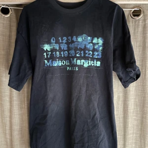 Maison Margiela t-shirt - Fin Maison Margiela tisha i fint skick!