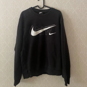 Nike Sweatshirt - Bekväm Nike sweatshirt i storlek S (Herr). Jättebra skick, utan några fläckar eller hål. Använd ”köp nu” om du vill ha den. Skriv till mig vid eventuella frågor så svarar jag så fort jag kan!