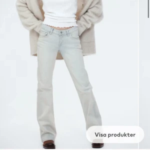 Lågmidjade jeans  - !!SÖKER!! Söker dom här slutsålda jeansen från H&M i storlek 36, skriv om ni har dem!💕