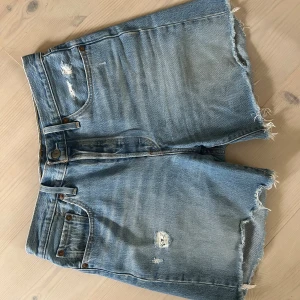 Levis 501 shorts  - Jeansshorts från Levi’s. Säljer då jag inte använder dom längre. Shortsen är i bra skick utan några skador eller defekter. Storleken är 29 i midjan.
