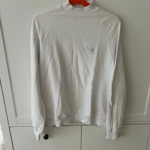 Vit sweatshirt - Tröjan är köpt på Junkyard. Storleken är XS men den är oversized i storleken. Säljer då jag inte längre använder den.