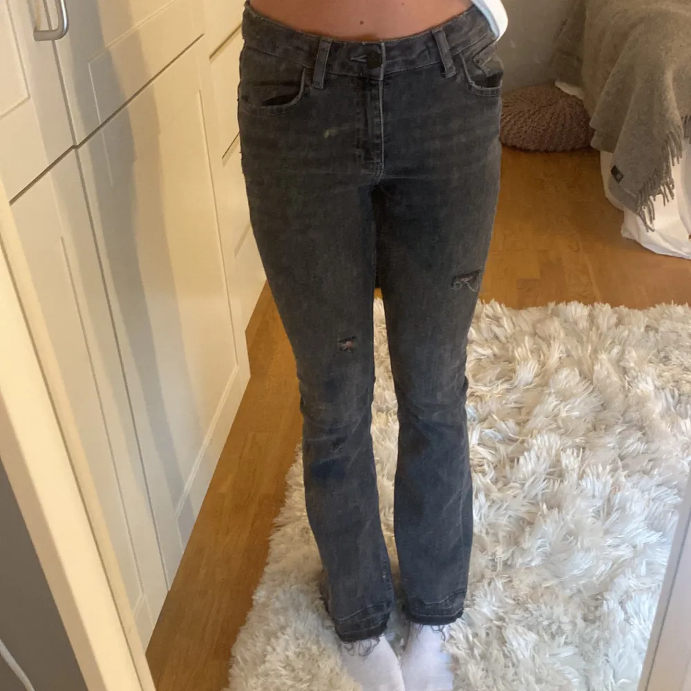 hejjj jag behöver tyvärr Silja dessa mega fina jeans eftersom dom är för små 💖💖 dom har uppklippta hål i dom men har gått sönder vid hälen men de kan lätt fixas 🤗🤗 köpta för 349 kr!!!. Jeans & Byxor.