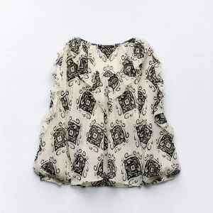 Mönstrad Blus Med Volanger - Mönstrad blus från Zara, säljer då jag inte använder den längre! Storlek Xs, pris kan diskuteras! 