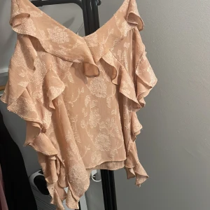 Zara linne - Säljer detta populära linnet ifrån zara, köpte själv det här på Plick men det var för stort❤️ Banden är uppsydda och jag har själv aldrig använt det!❤️