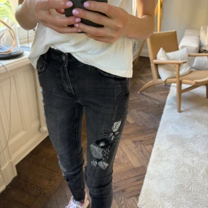Grå Skinnyjeans från Zara - Superfina skinnyjeans med cool detalj på sidan från Gina