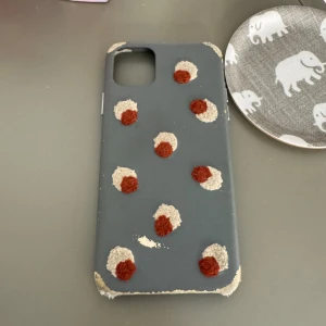 iphoneskal från The Case Factory - Skal till Iphone 11 pro max. Väl använd, därför säljs det så billigt