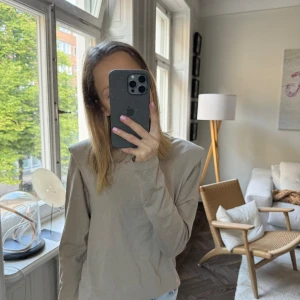 Topp med puffärm från Gina Tricot - Beige topp med puffärm från Gina Tricot