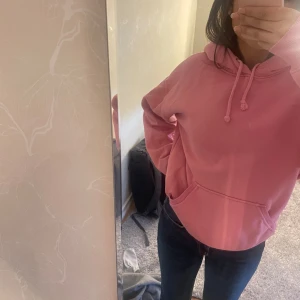 Hoodie  - Säljer min jätte fina bikbok hoodien ny pris 400💗