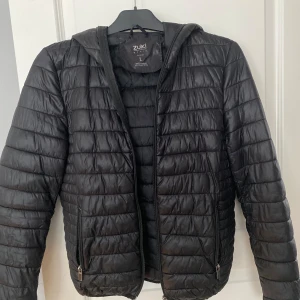 Dunjacka - Helt vanlig svart dunjacka, användes ej, i bra skicka inga defekter. Storlek L men passar mig i M.